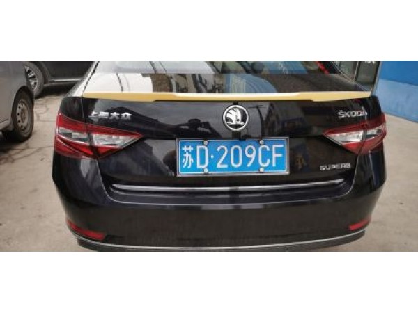 Αεροτομή πορτ μπαγκάζ για Skoda Superb (2016-2021) M4 Style - μαύρη γυαλιστερή