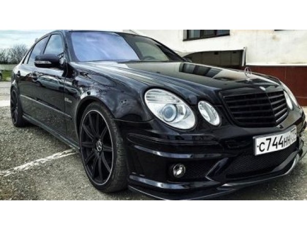 Προφυλακτήρας εμπρός tuning για Mercedes W211 E-Class (2002-2009) - AMG με μαύρη μάσκα και προβολάκια