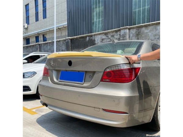 Αεροτομή πορτ μπαγκάζ για BMW E60 (2004-2010) M4 Style - μαύρη γυαλιστερή