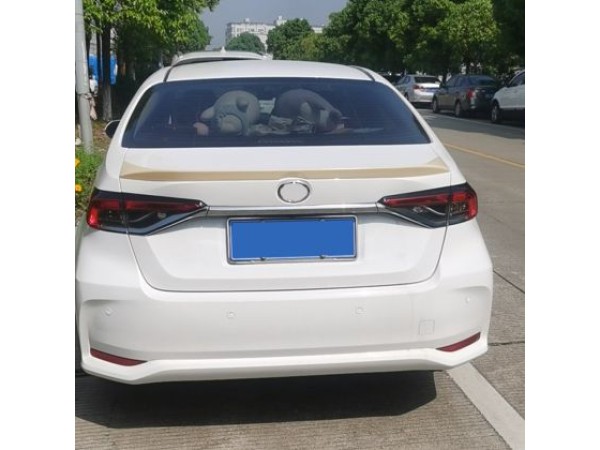 Αεροτομή πορτ μπαγκάζ για Toyota Corolla (2020+) - μαύρη γυαλιστερή